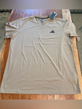 Adidas Men’s Short Sleeve Crew Aeroready Tee in  Chalky Brown Size Large NWT